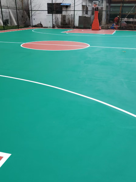 锡林浩特 球场长期使用易出现地面开裂